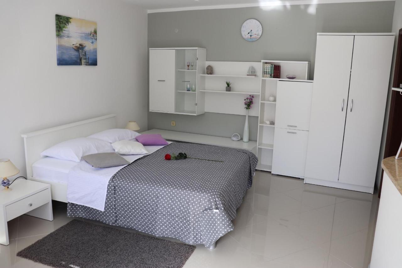 An Amazing Studio Apartment Premantura Exterior foto